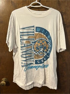 Hollister White Graphic Villanova Wildcats Tee with Teal & Gold Design